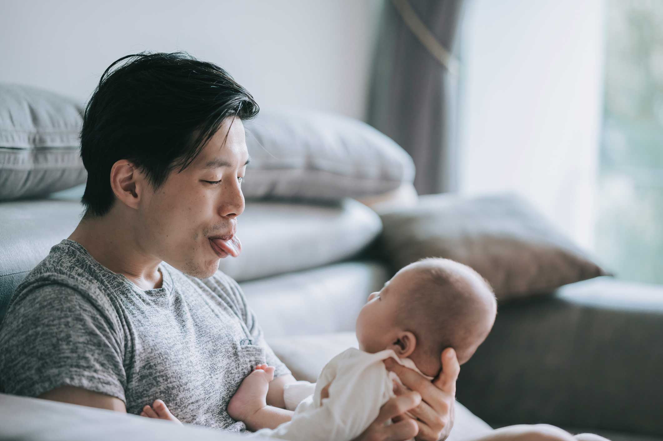 father with new born