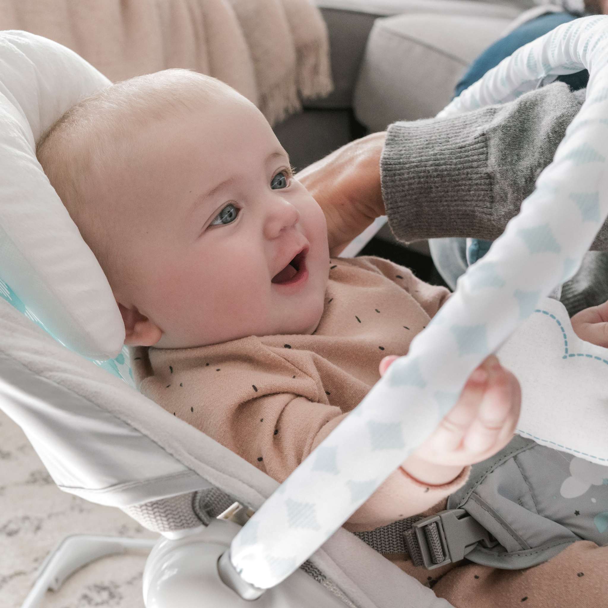 Ity by Ingenuity Bouncity Bounce Vibrating Deluxe Baby Bouncer with removable headrest and toy bar